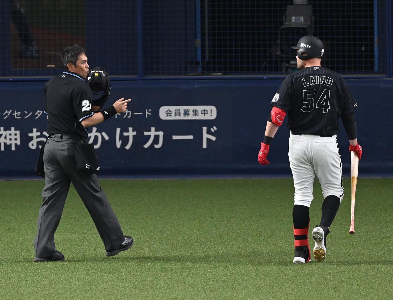 オリックス対ロッテ　2回表ロッテ無死、見逃しの三振に倒れたブランドン・レアードは白井球審に暴言、退場処分となる（撮影・前岡正明）