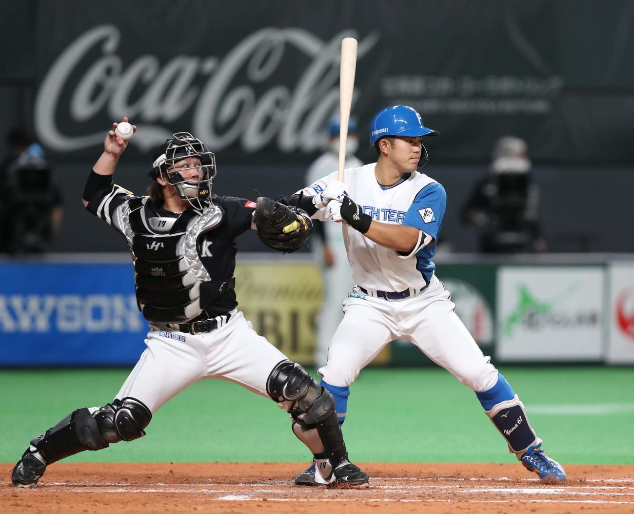 日本ハム対ソフトバンク　2回裏日本ハム2死一、三塁、重盗で甲斐が送球。打者今川（撮影・黒川智章）