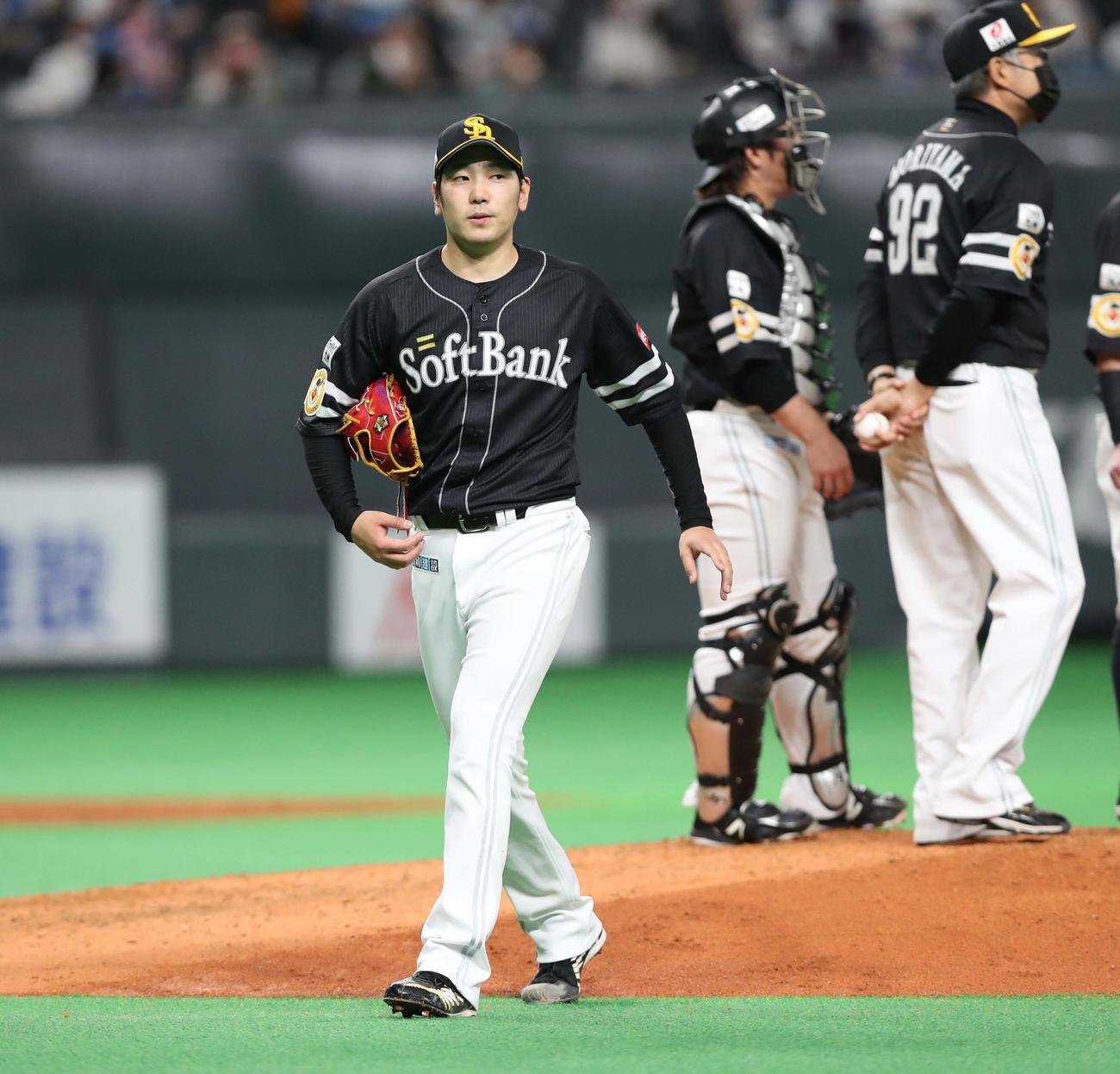 日本ハム対ソフトバンク　4回途中降板の石川（撮影・黒川智章）