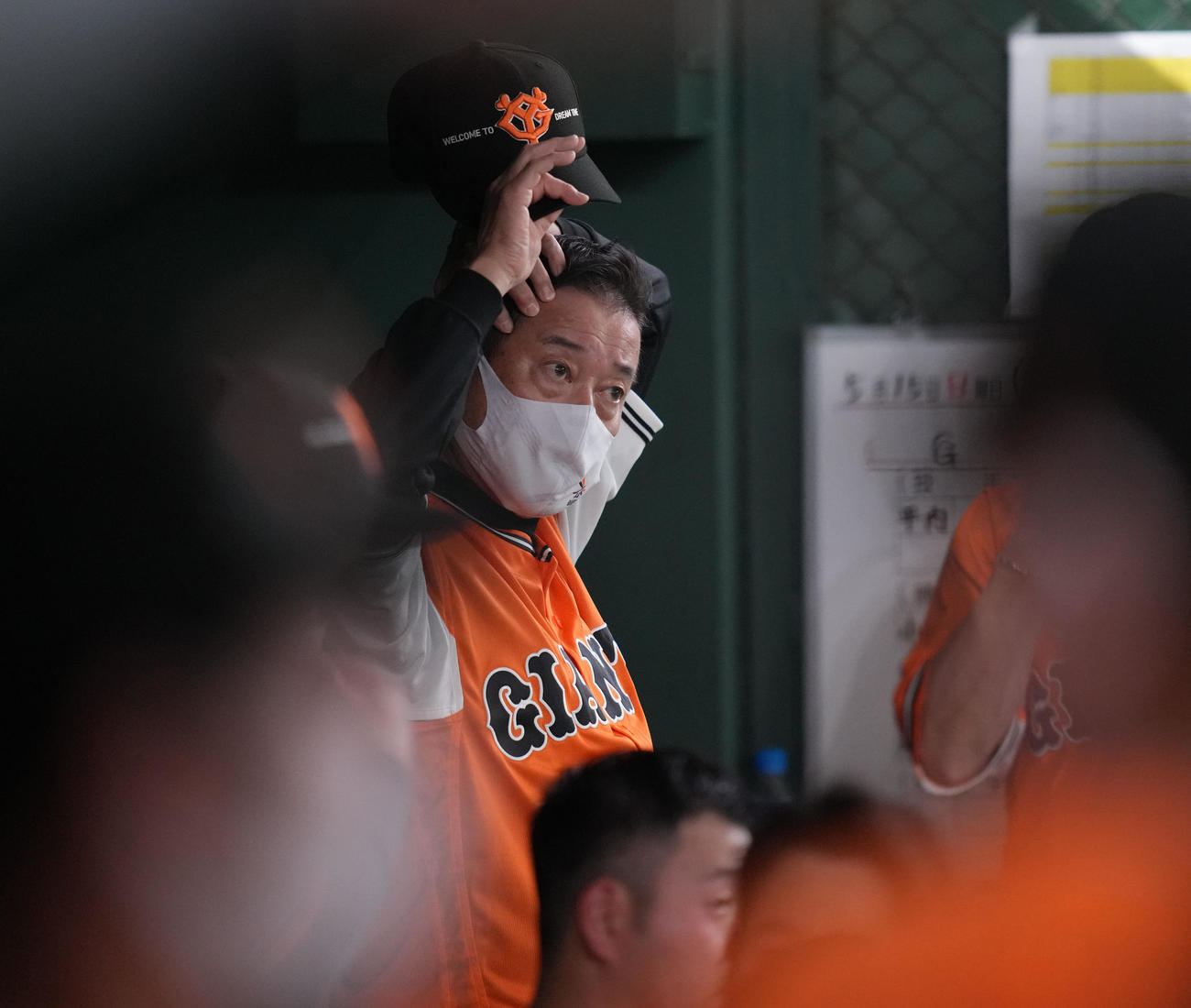 巨人対中日　ベンチで浮かない表情の巨人原監督（撮影・鈴木みどり）