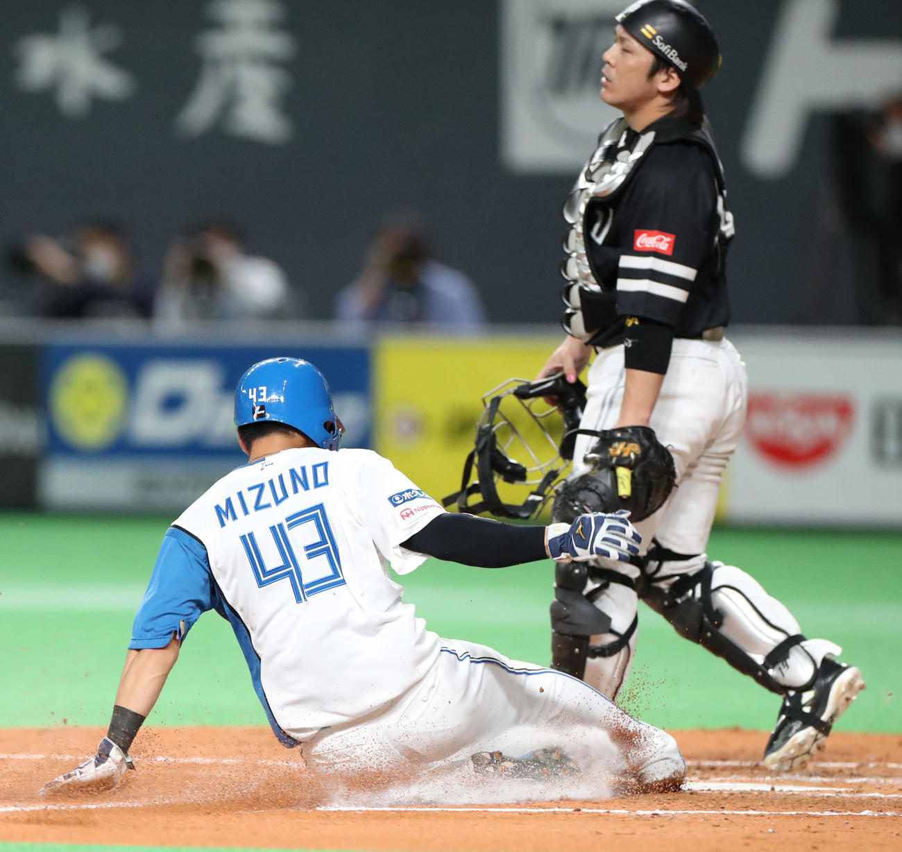 日本ハム対ソフトバンク　2回裏日本ハム2死一、三塁、重盗で生還する水野（撮影・佐藤翔太）