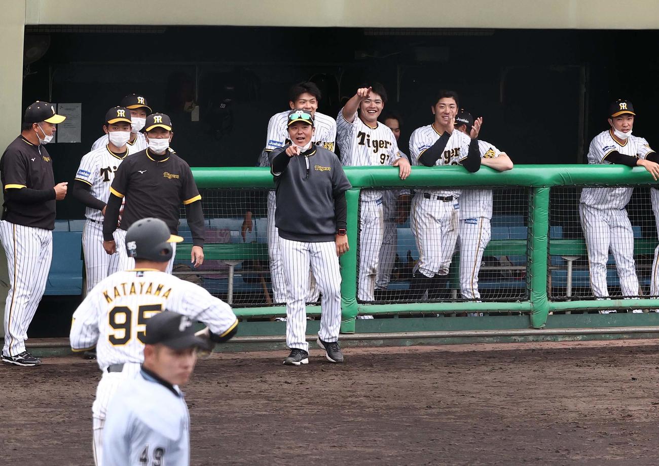 阪神対ソフトバンク　9回裏阪神2死満塁、平田2軍監督（中央）は江越の押し出し四球で生還した片山を笑顔で出迎える（撮影・上田博志）