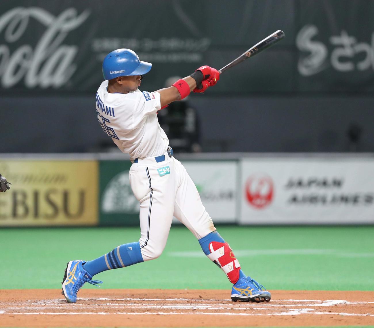 日本ハム対ソフトバンク　6回裏日本ハム1死一塁、左越え2点本塁打を放つ万波（撮影・黒川智章）