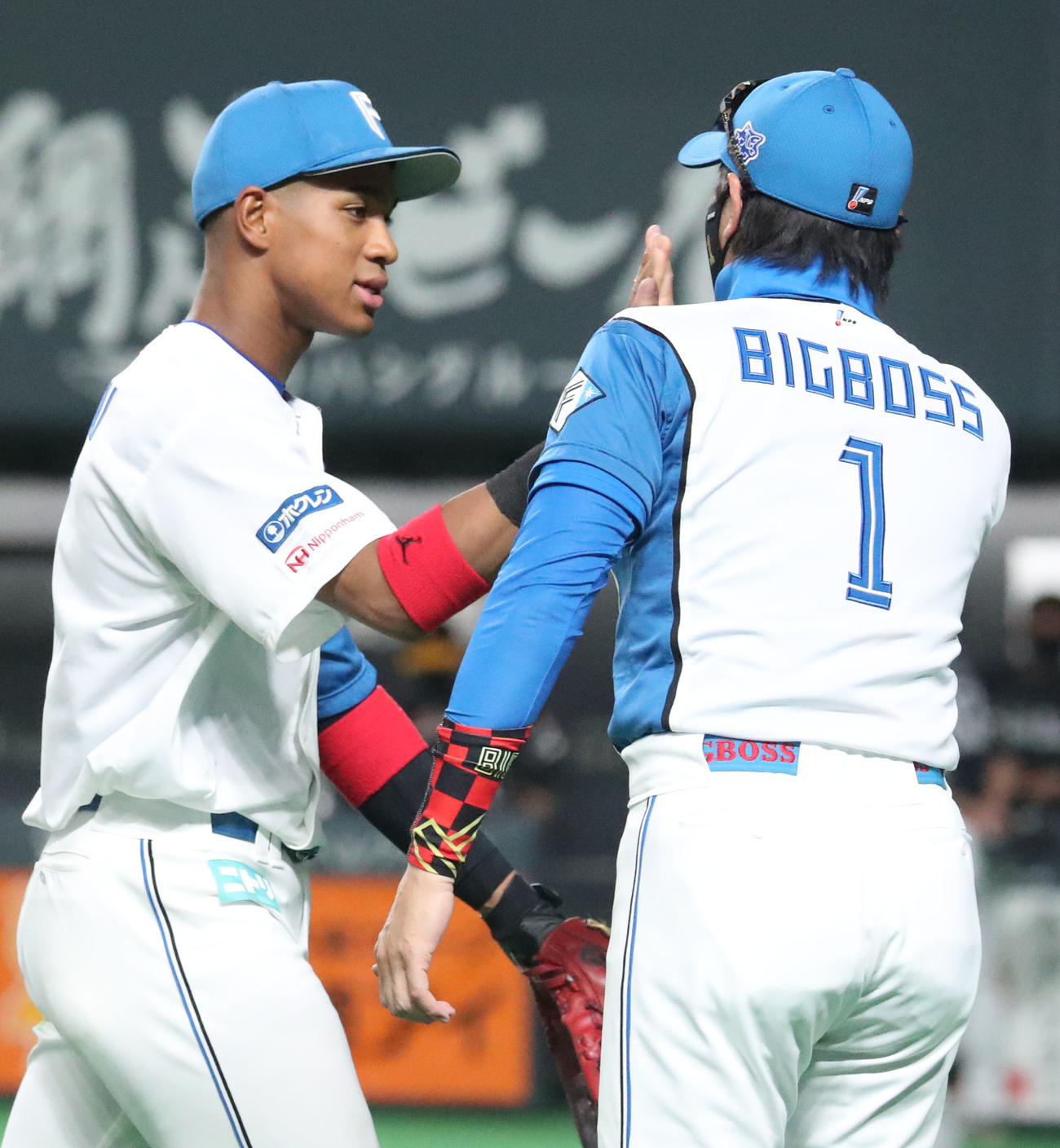 日本ハム対ソフトバンク　日本ハム万波中正（左）は新庄監督に出迎えられる（撮影・佐藤翔太）