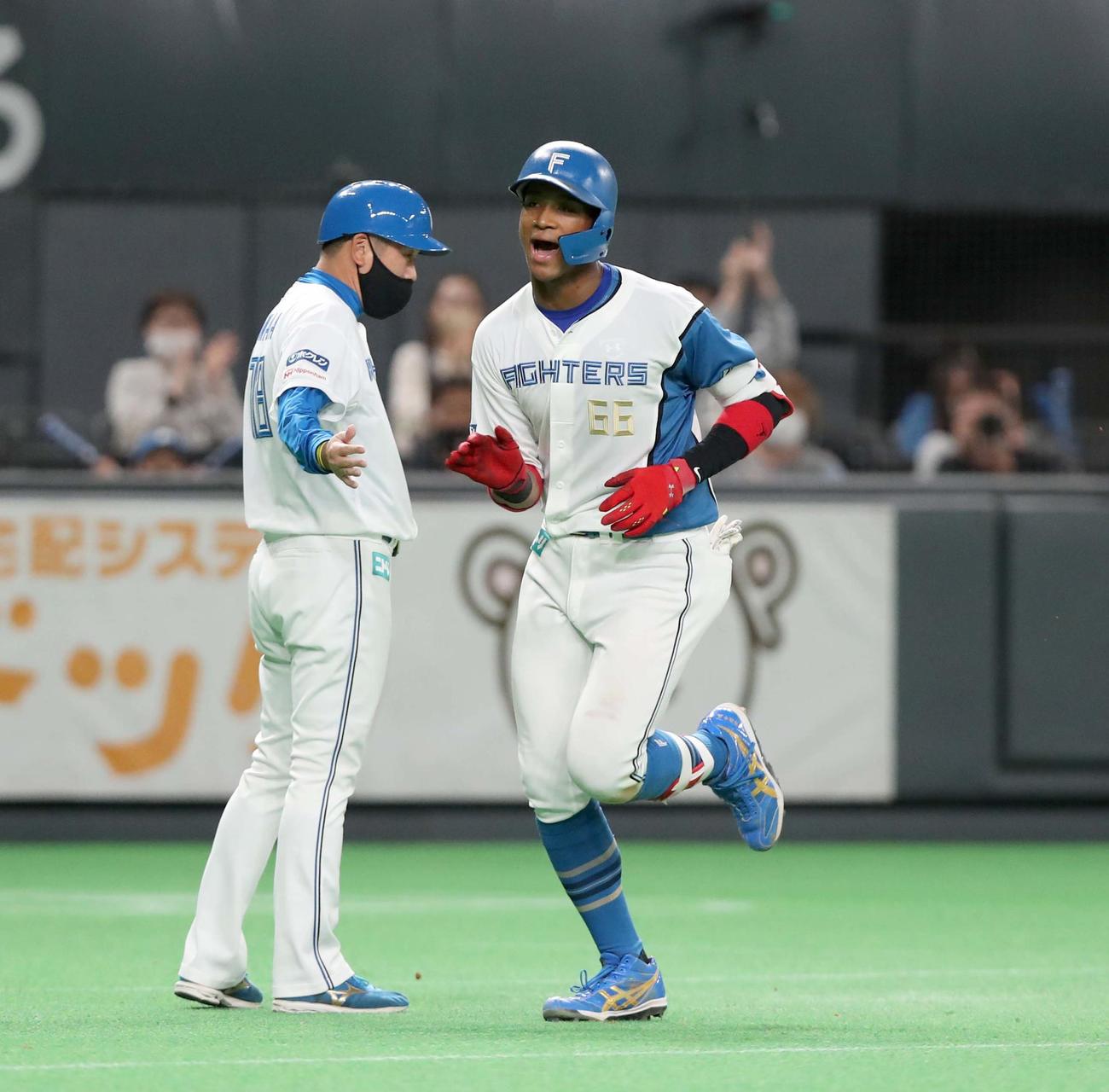 日本ハム対ソフトバンク　6回裏日本ハム1死一塁、左越え2点本塁打を放ち叫ぶ万波（撮影・黒川智章）