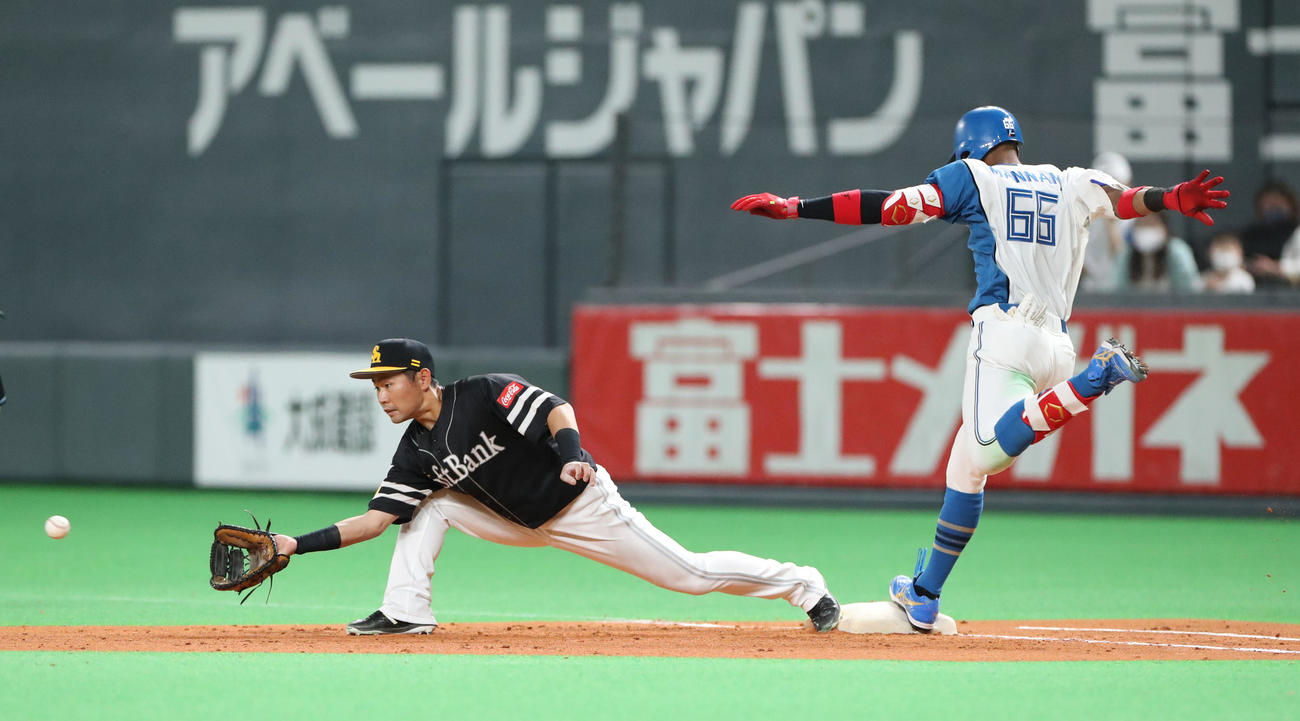 日本ハム対ソフトバンク　3回裏日本ハム1死二塁、万波は内野安打で出塁する（撮影・佐藤翔太）