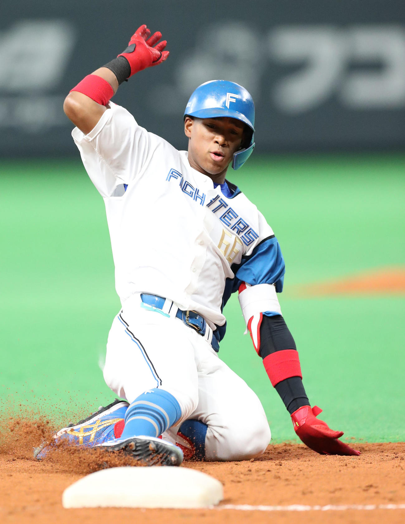 日本ハム対ソフトバンク　4回裏日本ハム2死一、二塁、万波は適時三塁打を放つ（撮影・佐藤翔太）