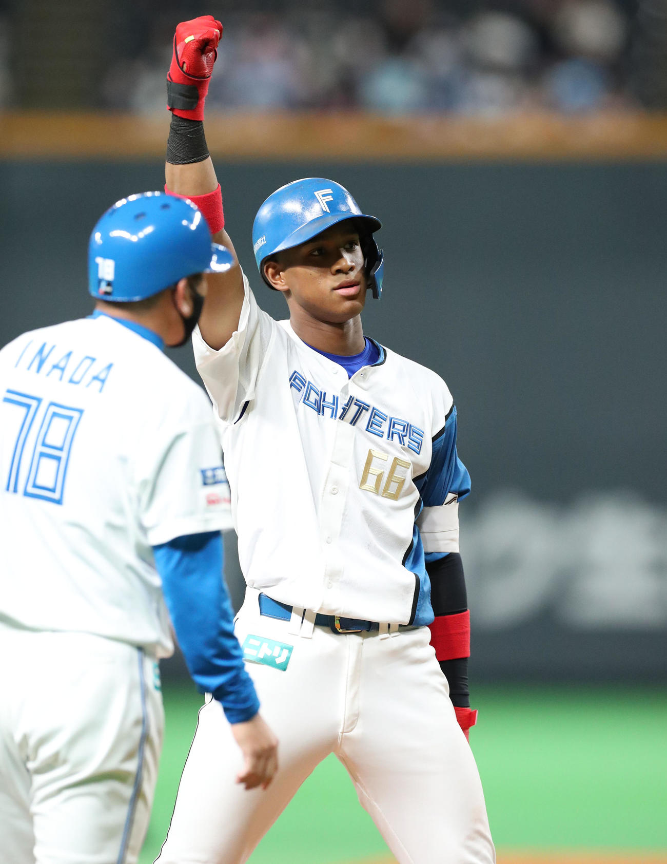 日本ハム対ソフトバンク　4回裏日本ハム2死一、二塁、万波は適時三塁打を放ちガッツポーズをする（撮影・佐藤翔太）
