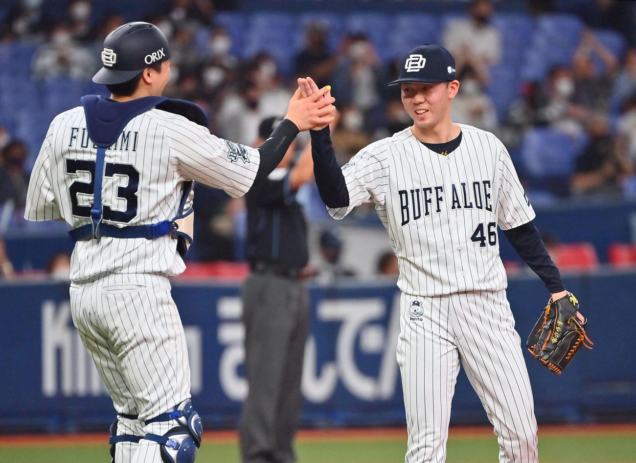 オリックス対ロッテ　ロッテに勝利しタッチを交わす伏見（左）と本田（撮影・和賀正仁）