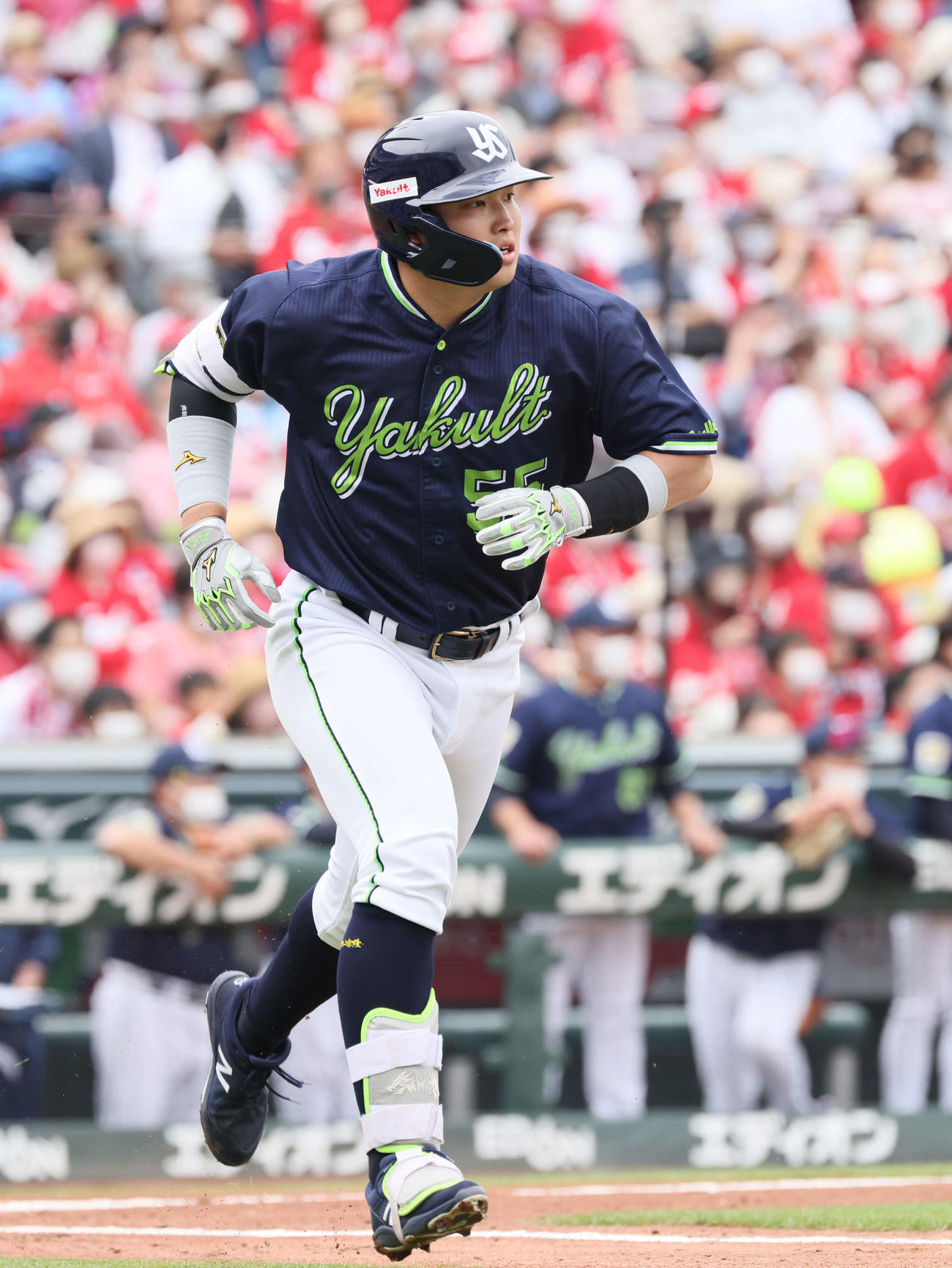 広島対ヤクルト　1回表ヤクルト2死一塁、村上は先制右越え2点本塁打を放つ（撮影・加藤孝規）