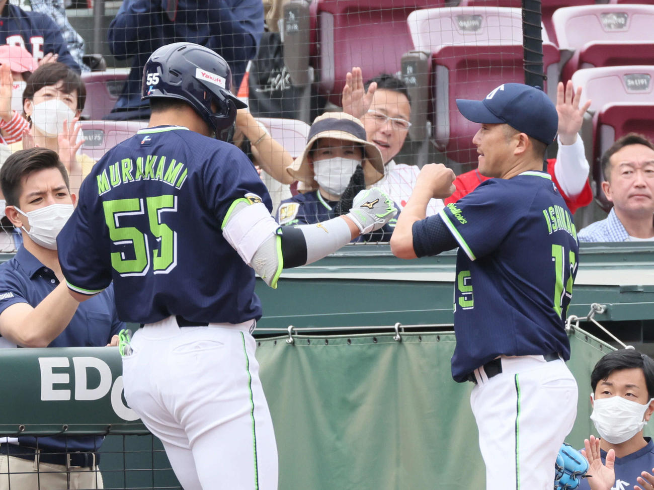 広島対ヤクルト　先制右越え2点本塁打を放った村上を迎える先発の石川（撮影・加藤孝規）