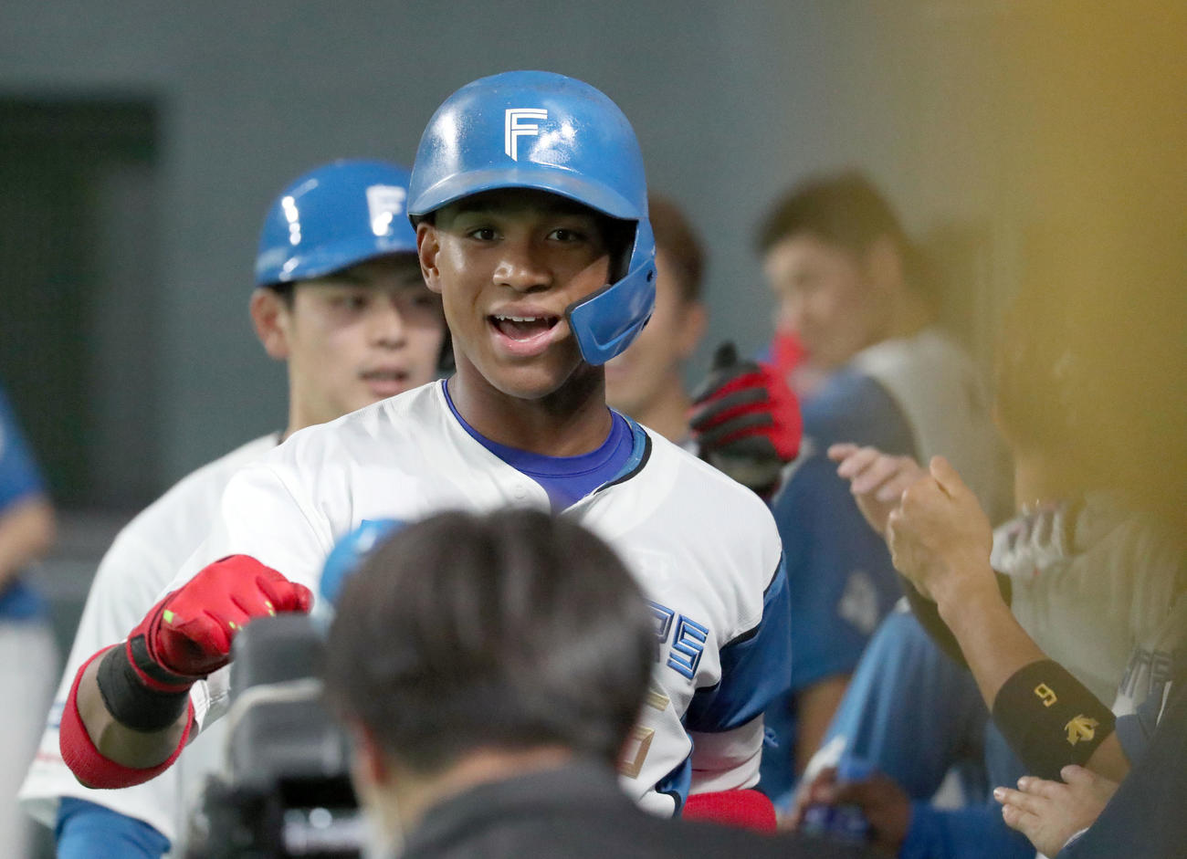 日本ハム対ソフトバンク　6回裏日本ハム1死一塁、左越え2点本塁打を放った万波はカメラに向かってポーズをとる（撮影・佐藤翔太）
