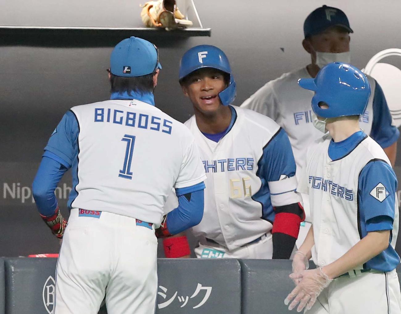 日本ハム対ソフトバンク　6回裏、2点本塁打を放った万波に声をかける新庄監督（撮影・黒川智章）