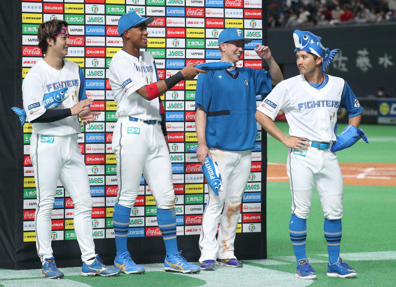 日本ハム対ソフトバンク　新応援グッズの「しゃけまる」を身に着けた日本ハム杉谷の登場に爆笑する左から浅間、万波、松本剛（撮影・佐藤翔太）