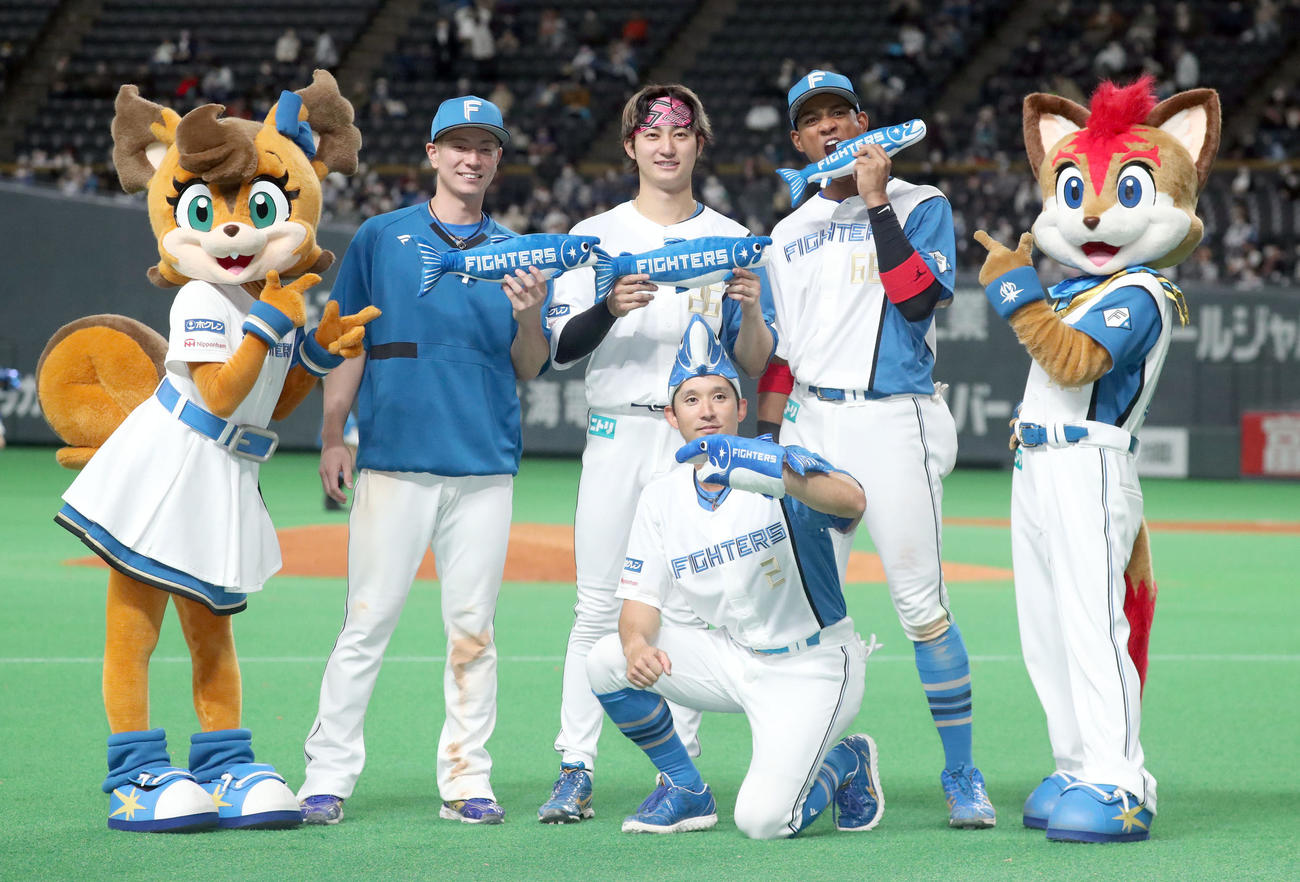 日本ハム対ソフトバンク　しゃけまるグッズを手に記念撮影に応じる左から日本ハム松本剛、浅間、杉谷、万波（撮影・佐藤翔太）