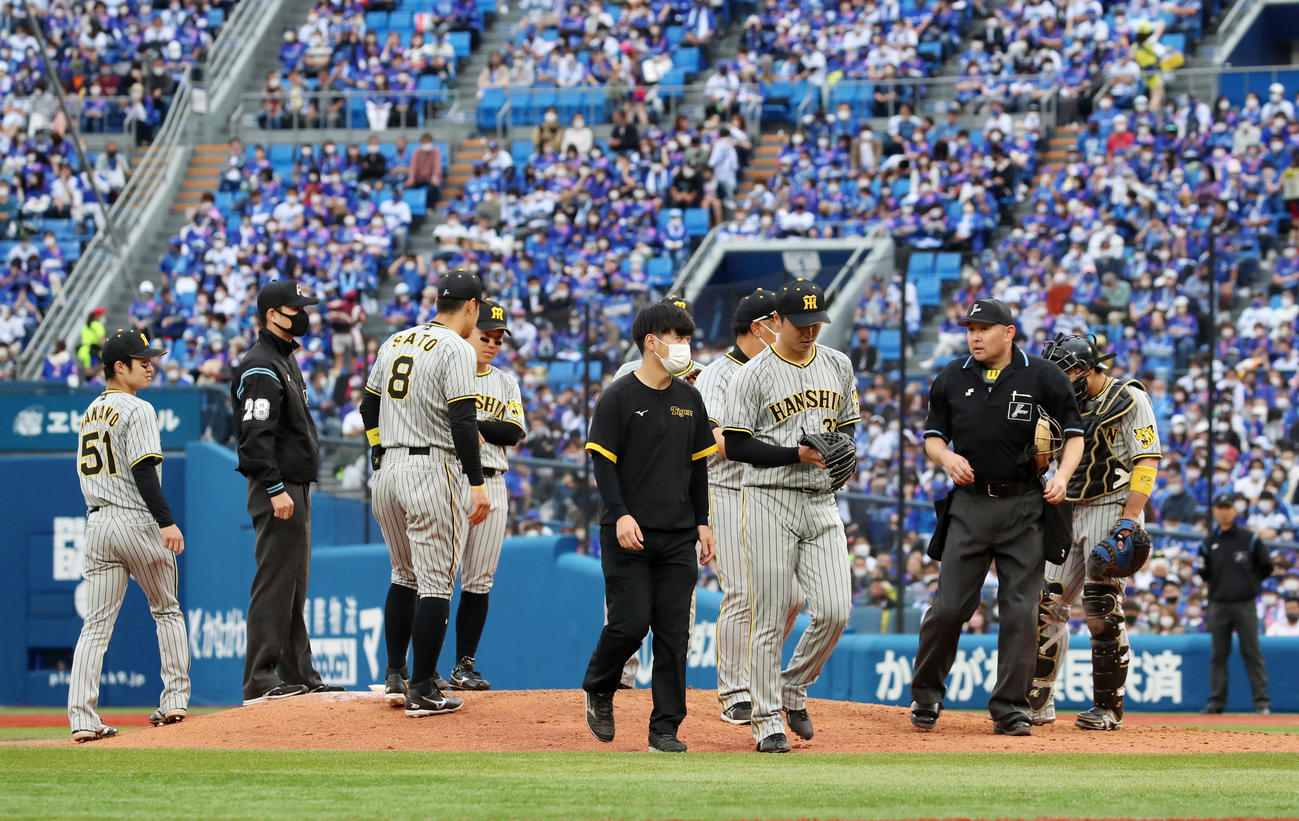 DeNA対阪神　8回裏に登板した浜地は治療のため一度マウンドを降りる（撮影・加藤哉）