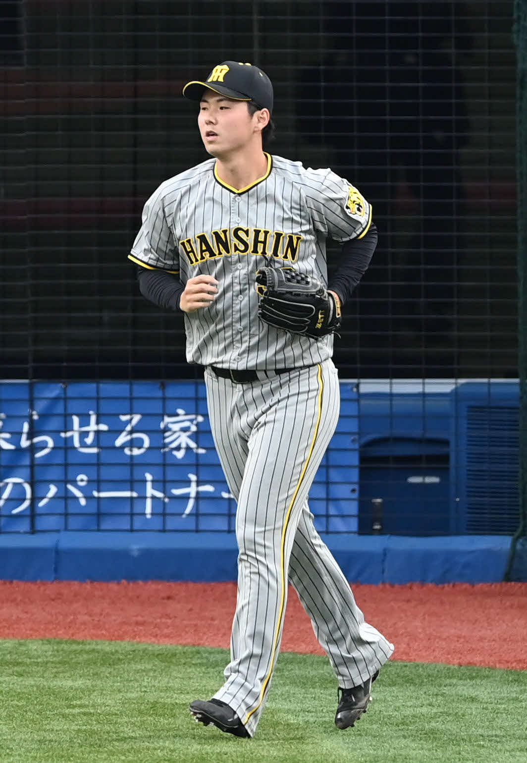 DeNA対阪神　8回裏DeNA無死、治療を終えてマウンドへ戻る浜地（撮影・山崎安昭）