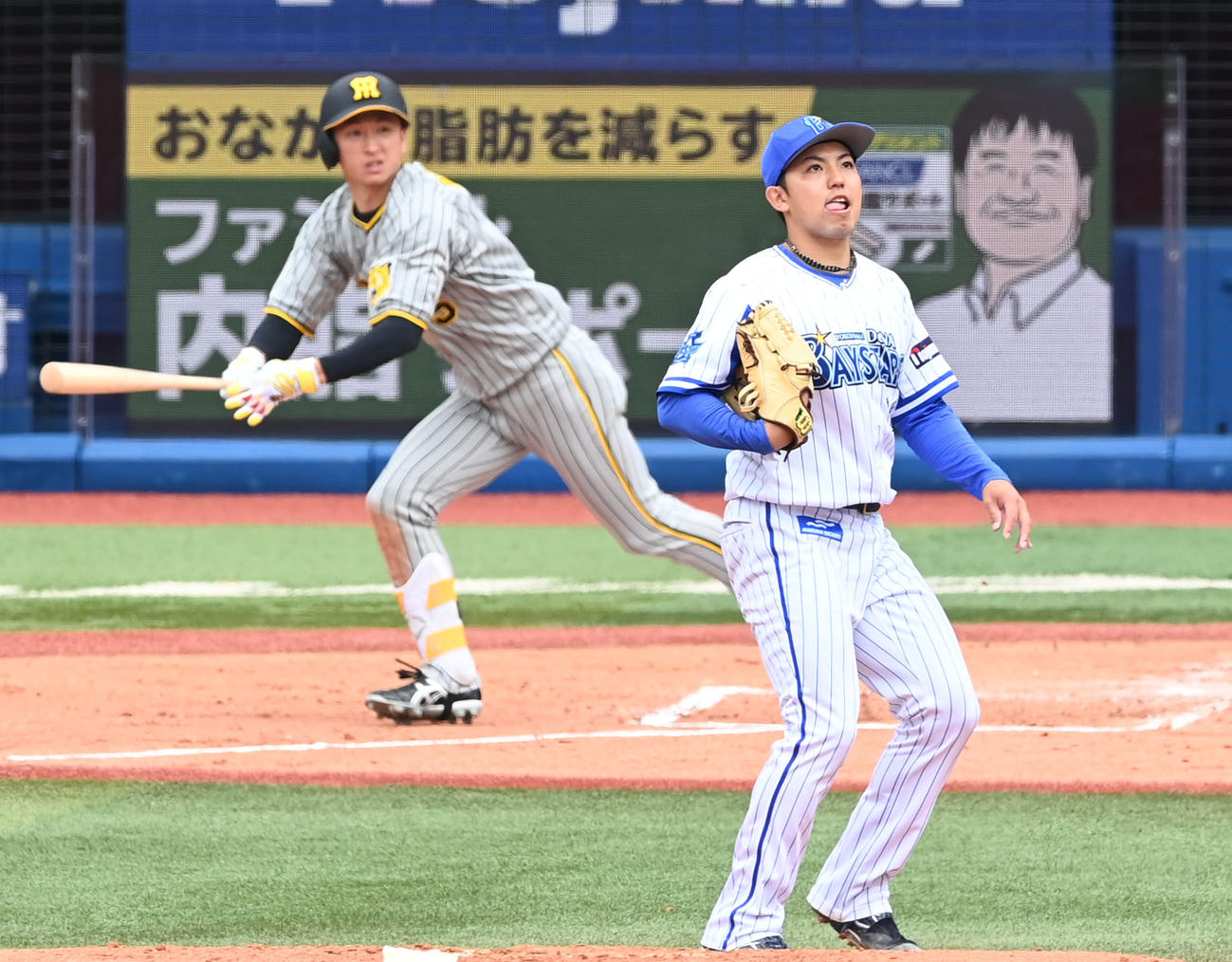 DeNA対阪神　2回表阪神2死二、三塁、東は近本に左翼へ2点適時二塁打を許す（撮影・山崎安昭）