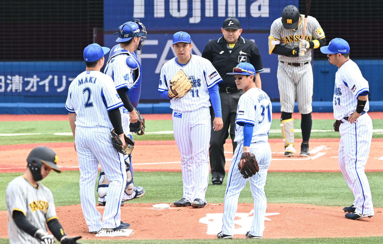 DeNA対阪神　1回表阪神1死一、二塁、東（左から4人目）はマウンドでチームメートに声をかけられる（撮影・山崎安昭）