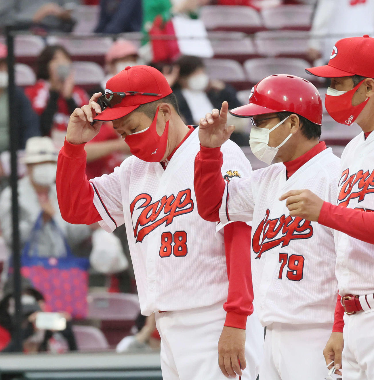 広島対ヤクルト　延長12回5対5のドローで試合終了　ファンに頭を下げる佐々岡監督（撮影・加藤孝規）