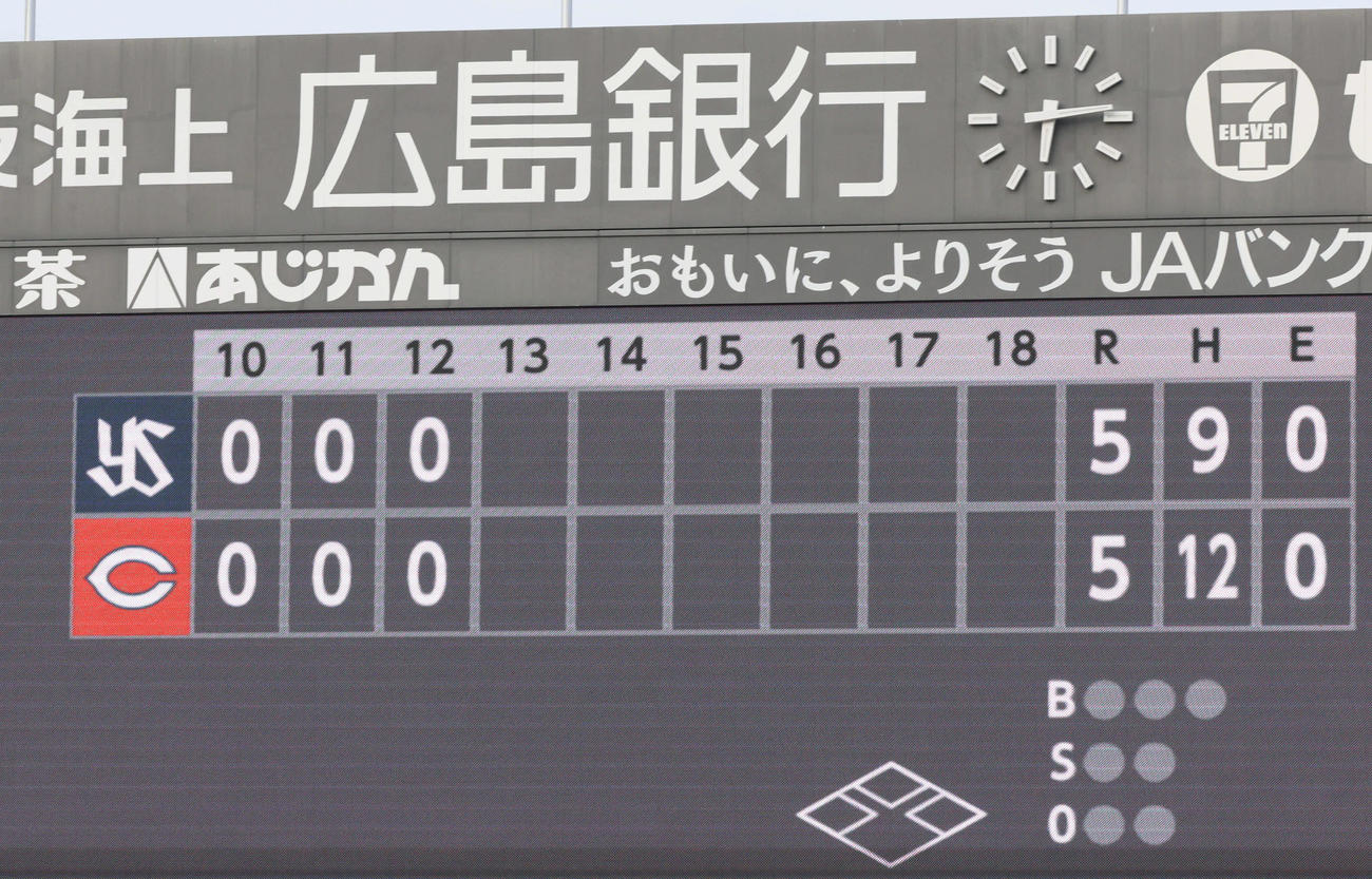 広島対ヤクルト　延長12回5対5のスコアボード（撮影・加藤孝規）