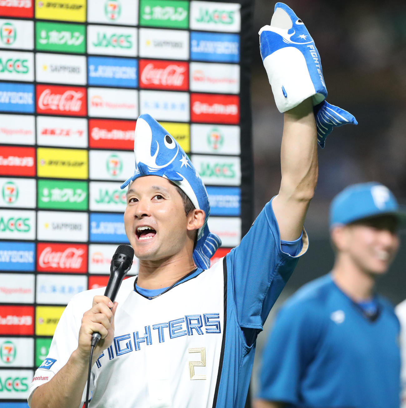 日本ハム対ソフトバンク　新応援グッズ「しゃけまる」を身に着ける日本ハム杉谷（撮影・佐藤翔太）
