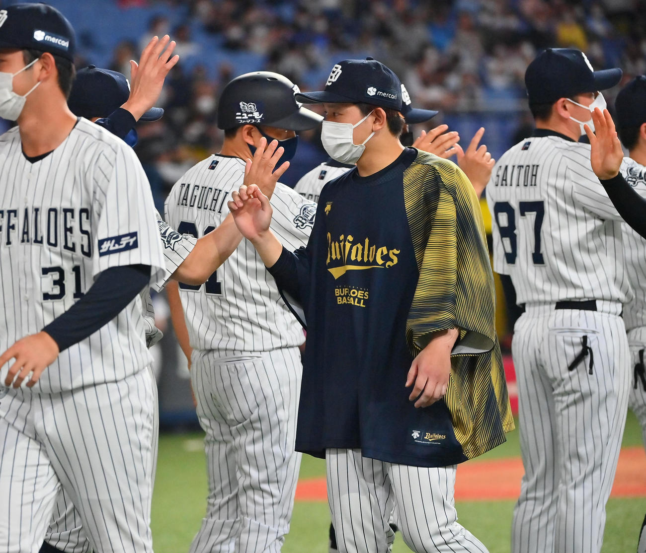 オリックス対ロッテ　ロッテに勝利しタッチを交わす宮城（撮影・和賀正仁）