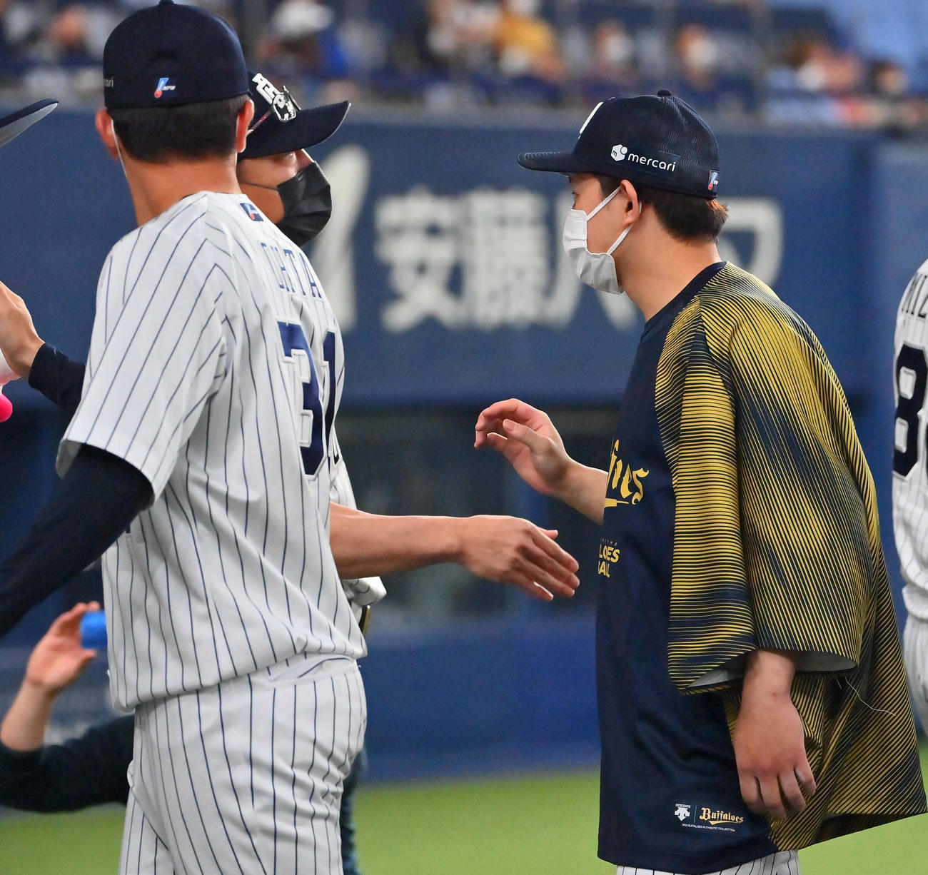 オリックス対ロッテ　ロッテに勝利しタッチを交わす中嶋監督と宮城（撮影・和賀正仁）