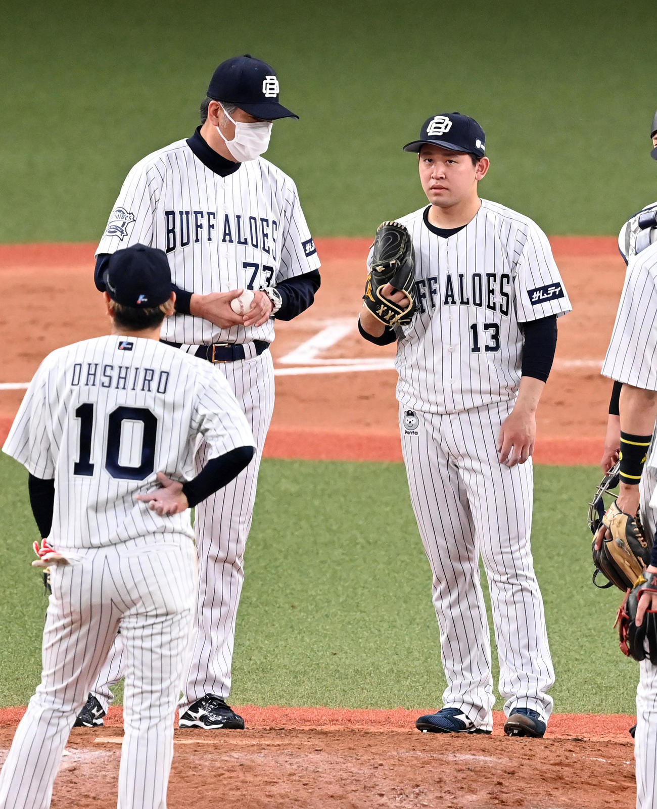 オリックス対ロッテ　7回表ロッテ1死一塁、交代する宮城（右）。左は高山コーチ（撮影・前岡正明）