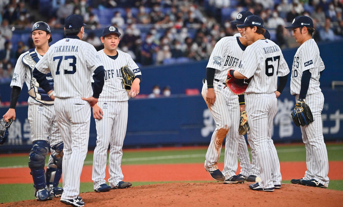 オリックス対ロッテ　5回に逆転を許すオリックス宮城（左から3人目）（撮影・和賀正仁）