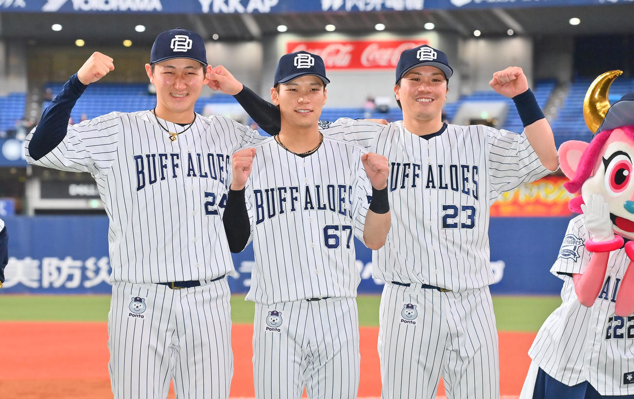 オリックス対ロッテ　ヒーローインタビュー後、記念撮影で伏見（右）に耳を引っ張られる紅林、中央は中川圭（撮影・和賀正仁）
