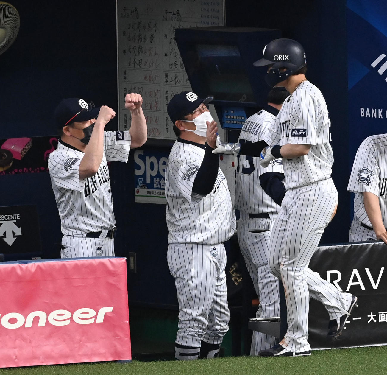 オリックス対ロッテ　6回裏オリックス1死三塁、野口の中前適時打で生還した中川圭（右）を笑顔で迎える中嶋監督（撮影・前岡正明）