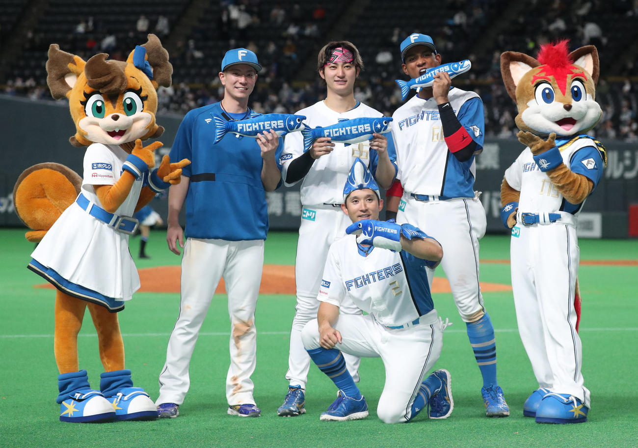 日本ハム対ソフトバンク　しゃけまるグッズを手に記念撮影に応じる左から日本ハム松本剛、浅間、杉谷、万波（撮影・佐藤翔太）