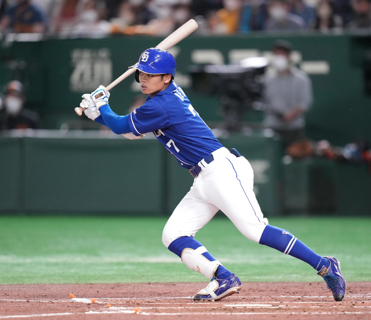 巨人対中日　2回表中日無死一、三塁、左前適時打を放つ根尾（撮影・鈴木みどり）