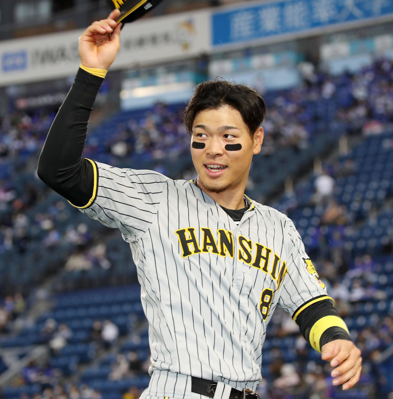 DeNA対阪神　ヒーローインタビューを終え笑顔を見せる佐藤輝（撮影・加藤哉）