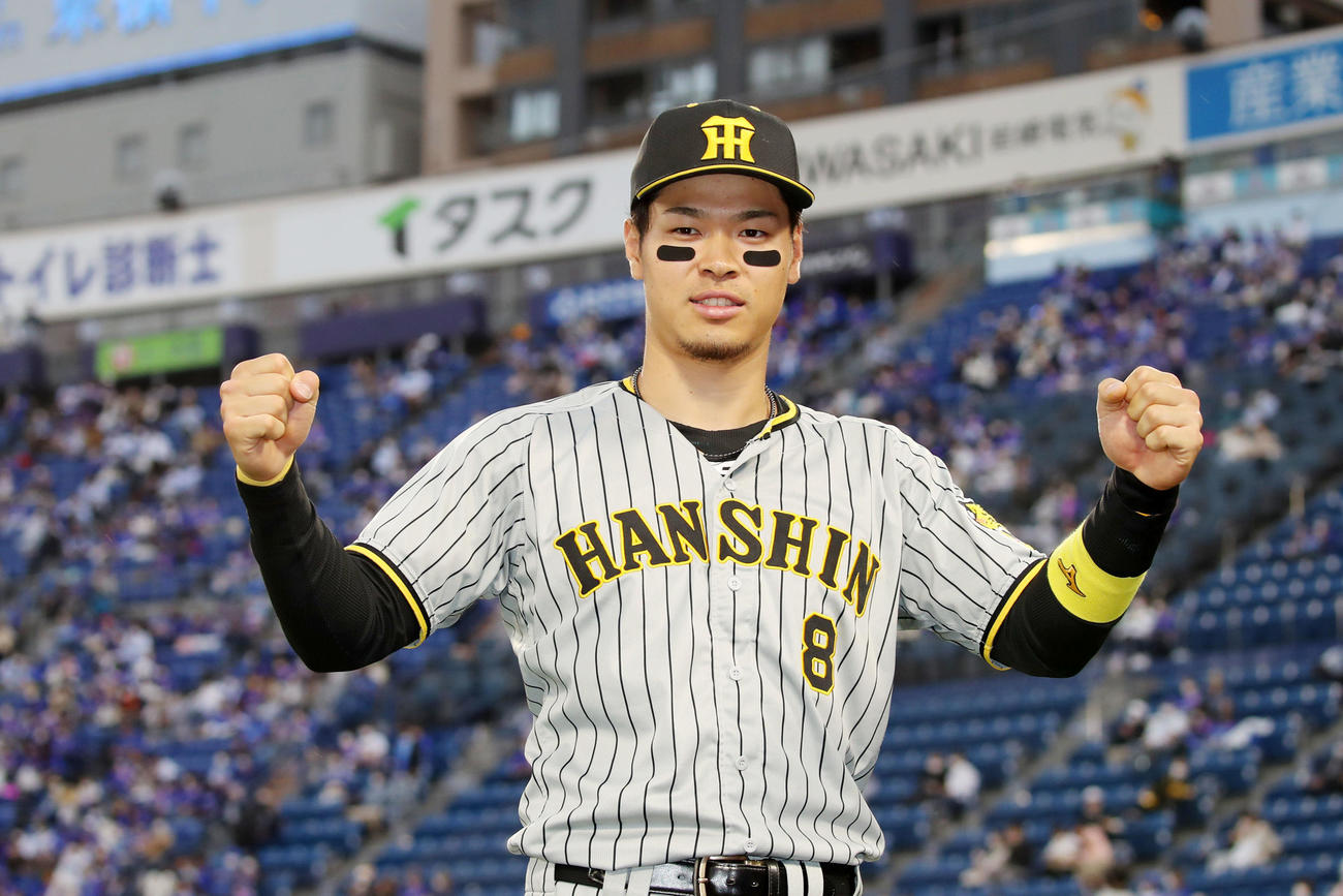 DeNA対阪神　ヒーローインタビューを終え笑顔を見せる佐藤輝（撮影・加藤哉）
