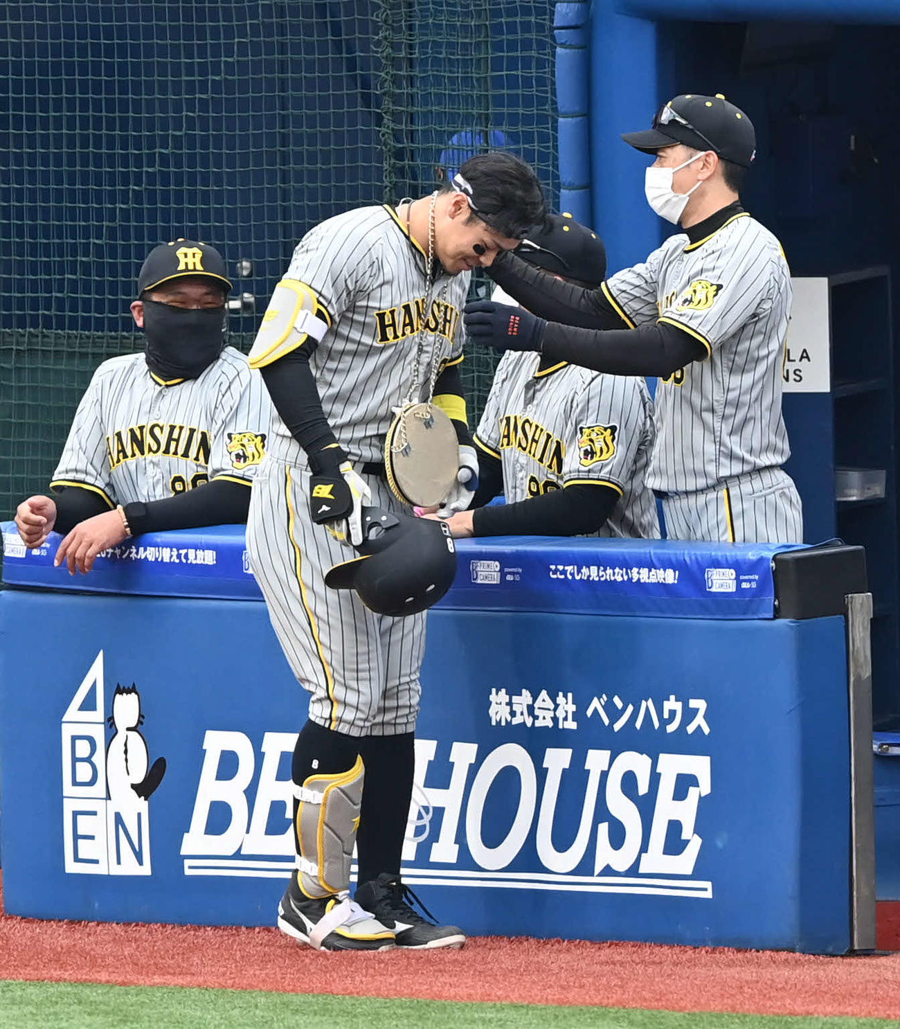 DeNA対阪神　6回表阪神無死、ソロ本塁打を放った佐藤輝（中央）は矢野監督にメダルをかけてもらう（撮影・山崎安昭）