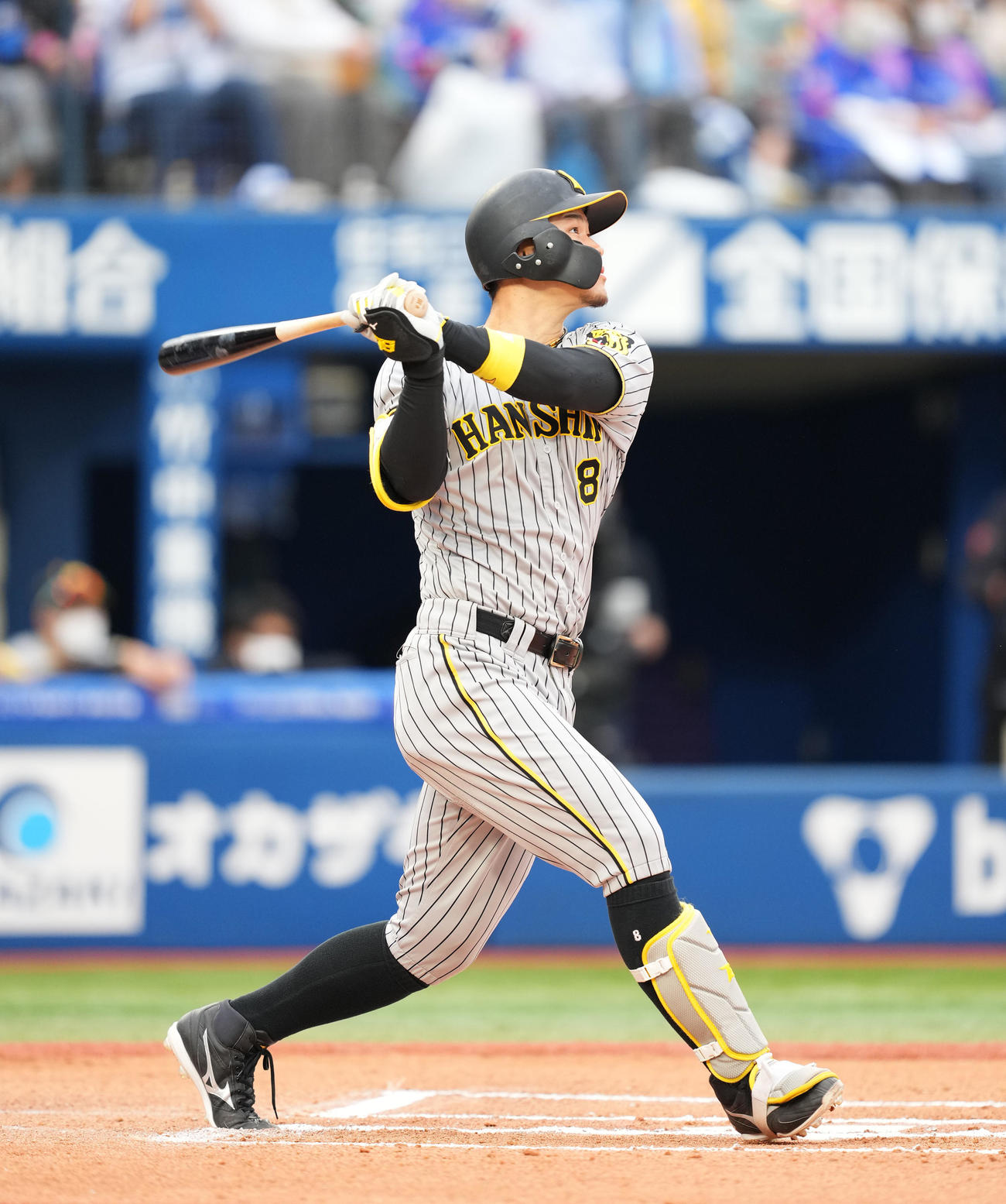 DeNA対阪神　6回表阪神無死、中越えに本塁打を放つ佐藤輝（撮影・菅敏）