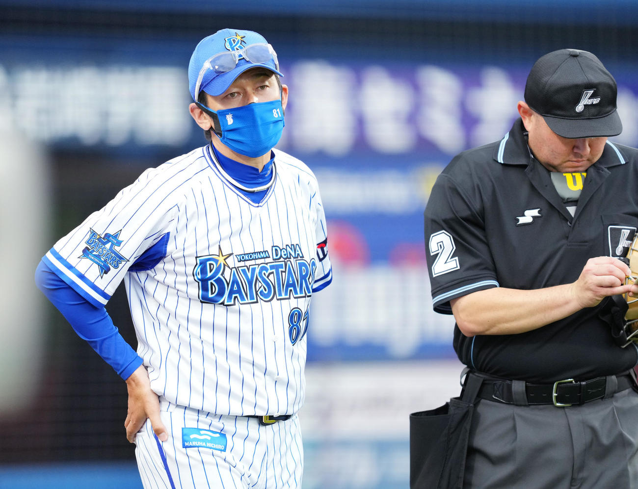 DeNA対阪神　9回、交代を告げるDeNA三浦監督（撮影・菅敏）