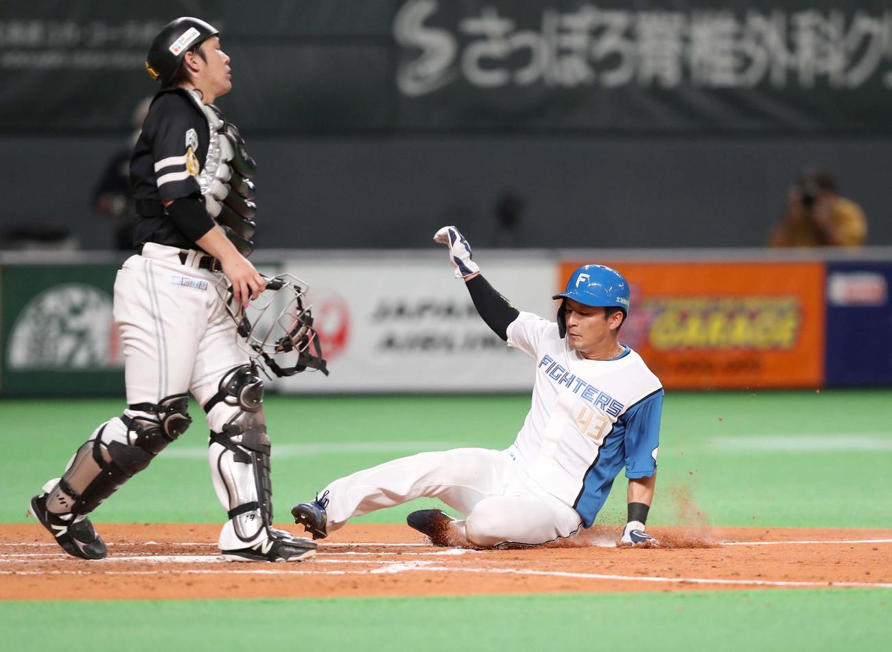 日本ハム対ソフトバンク　2回裏日本ハム2死一、三塁、重盗で三塁走者水野が生還（撮影・黒川智章）