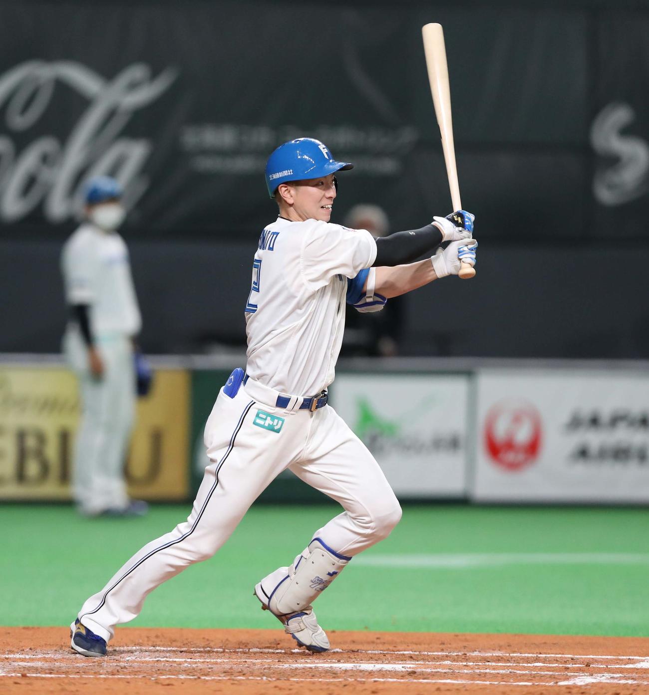 日本ハム対ソフトバンク　2回裏日本ハム2死一、二塁、右前適時打を放つ松本剛（撮影・黒川智章）