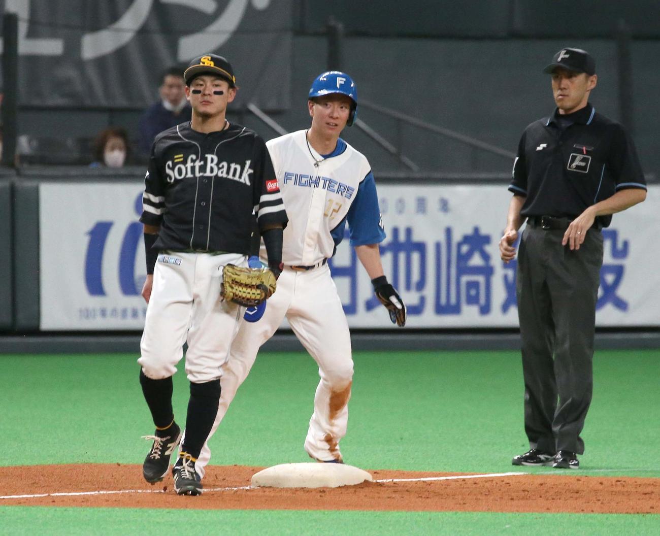 日本ハム対ソフトバンク　4回裏日本ハム2死一、二塁、重盗を決める二塁走者松本剛（撮影・黒川智章）