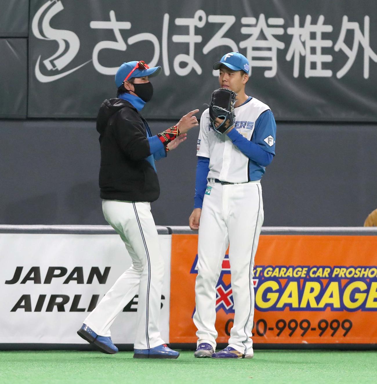 日本ハム対ソフトバンク　5回の登板前、杉浦にアドバイスする新庄監督（撮影・黒川智章）