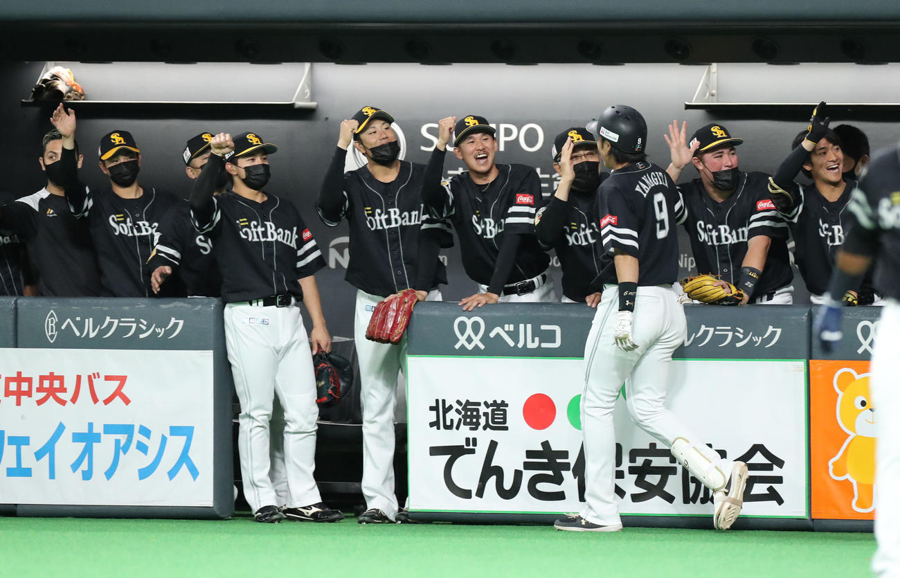 日本ハム対ソフトバンク　1回表ソフトバンク1死二塁、柳田（右手前）は先制となる中越え2点本塁打を放ちチームメートに出迎えられる（撮影・佐藤翔太）