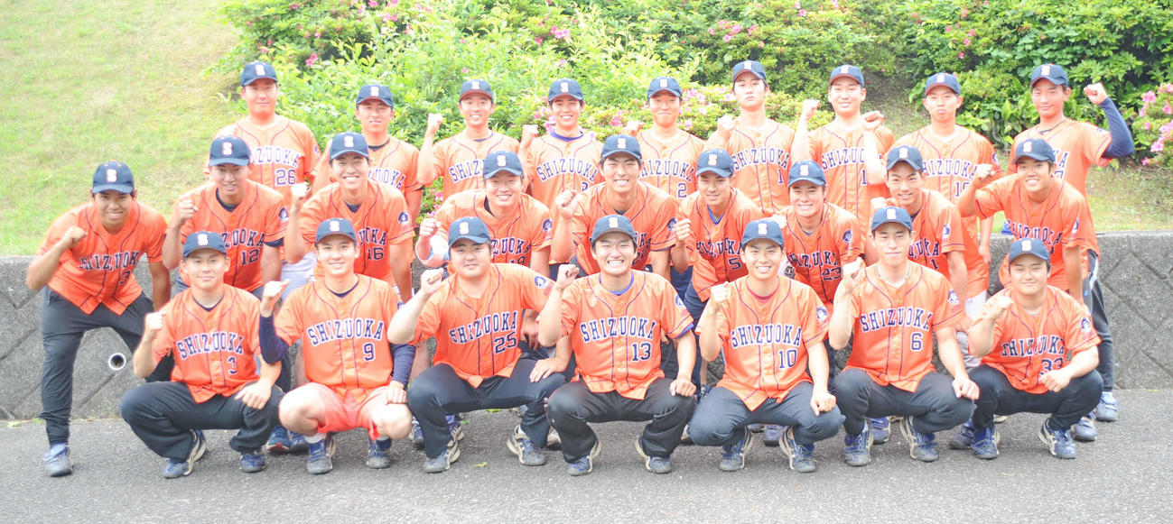 優勝を決めて記念撮影をする静岡大ナイン（撮影・山口昌久）