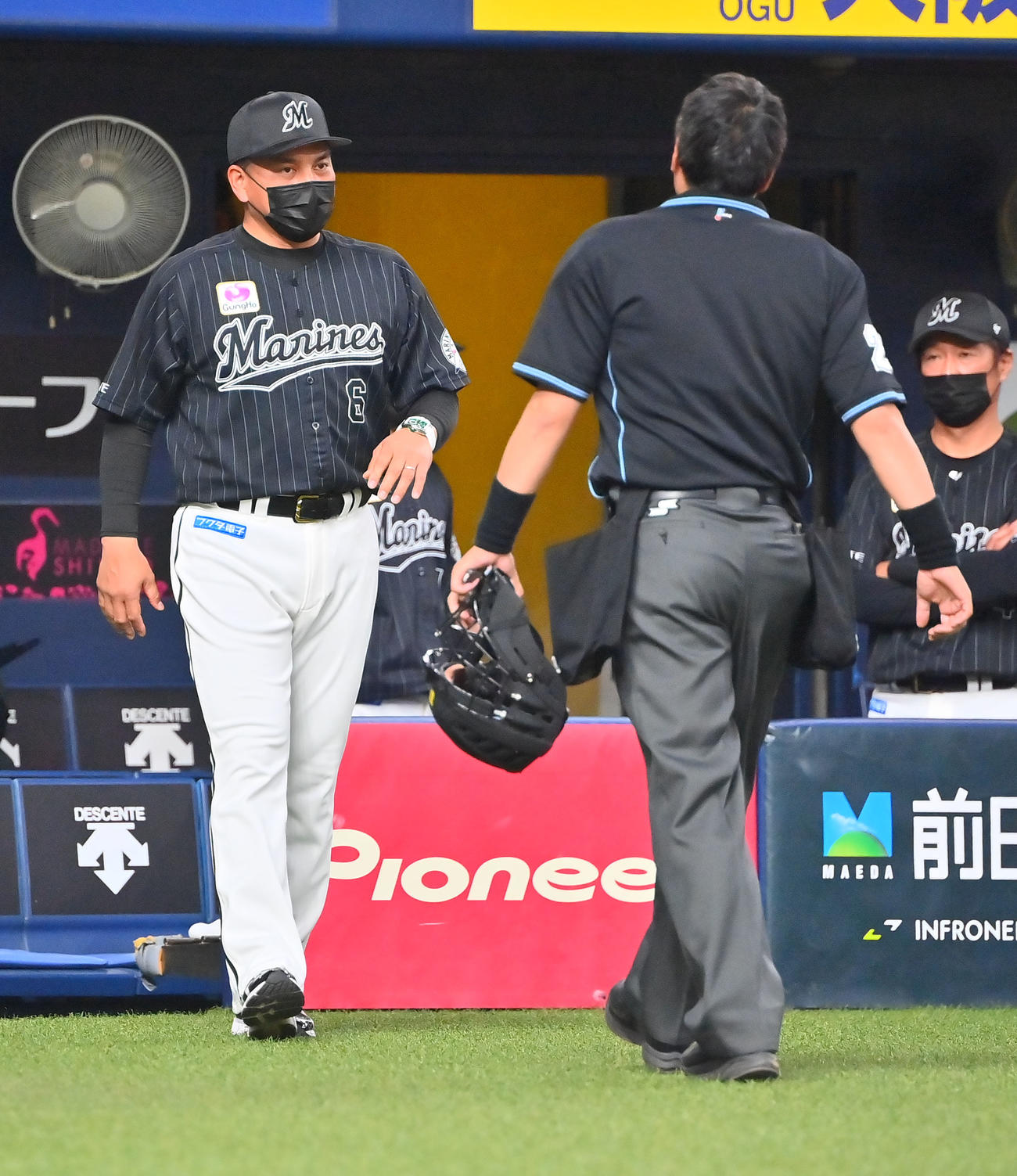 オリックス対ロッテ　イニングの間、白井球審と話すロッテ井口資仁監督（2022年5月15日）