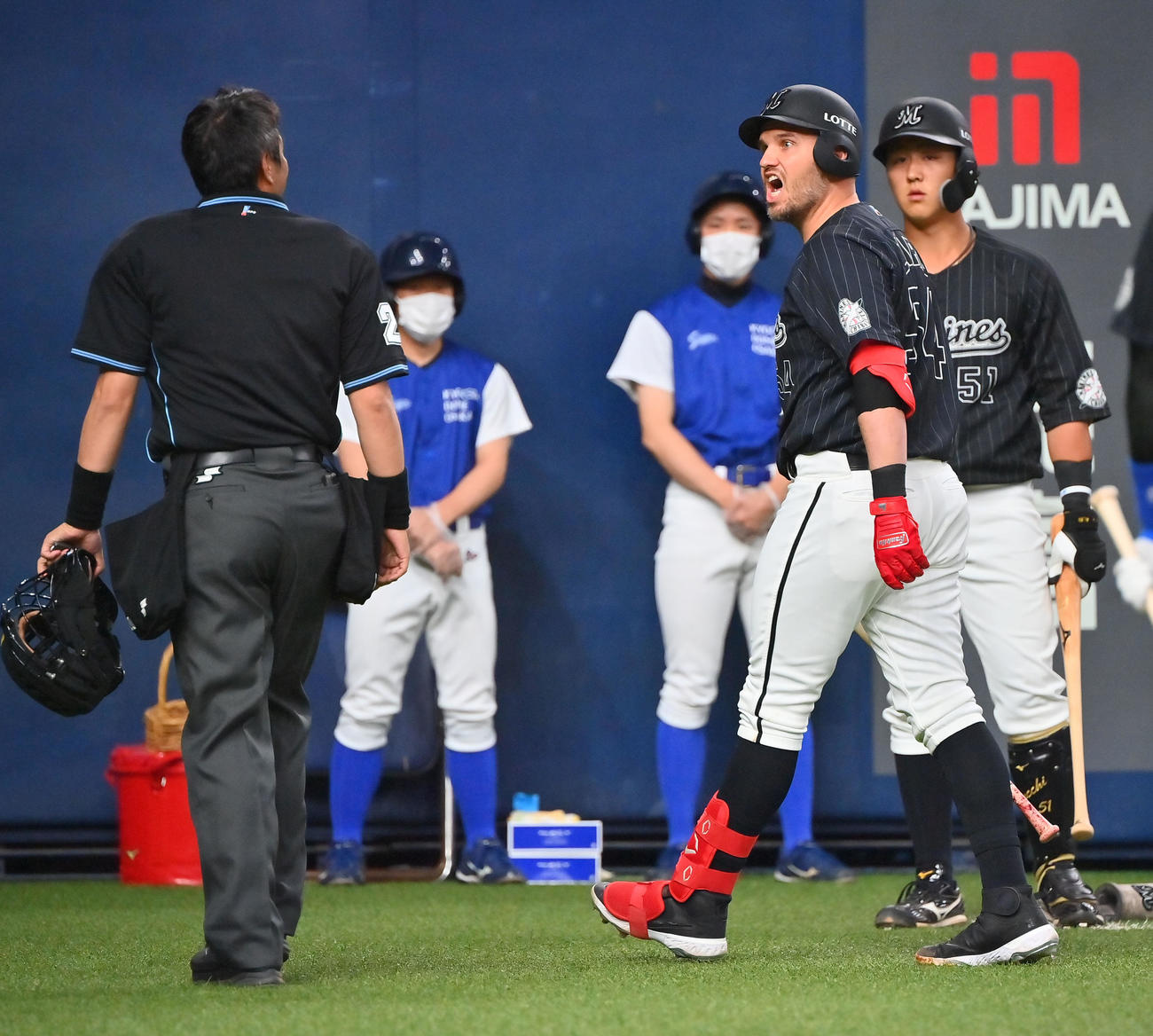 オリックス対ロッテ　2回表ロッテ無死、見逃し三振に倒れ、白井球審（左）に暴言をはくレアード（2022年5月15日）