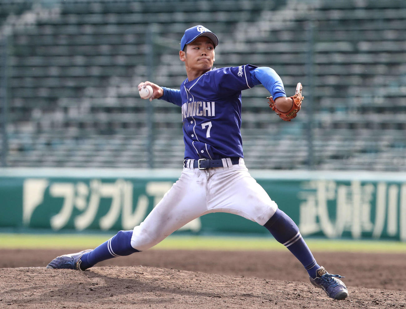 8日、ウエスタン・リーグ阪神対中日　9回裏、守備変更で遊撃からマウンドに上がり登板する中日根尾