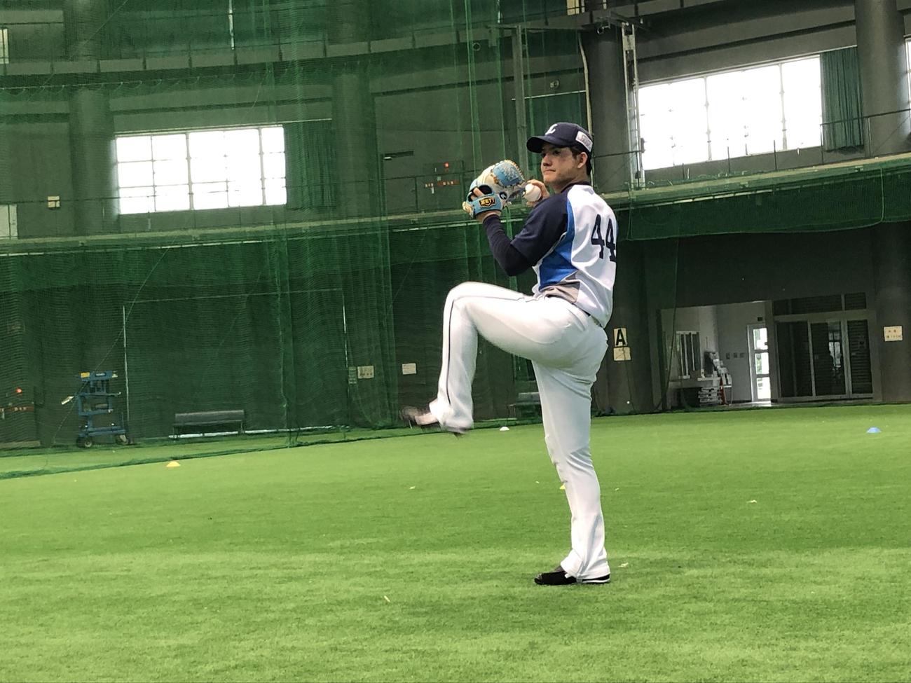 ソフトバンク戦へ向けて調整する西武与座（球団提供）