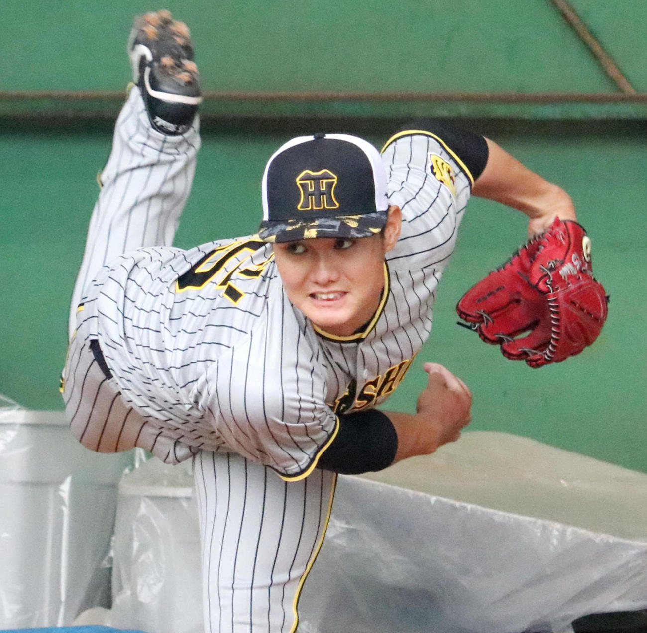 ブルペンで投球練習する西純（球団提供）